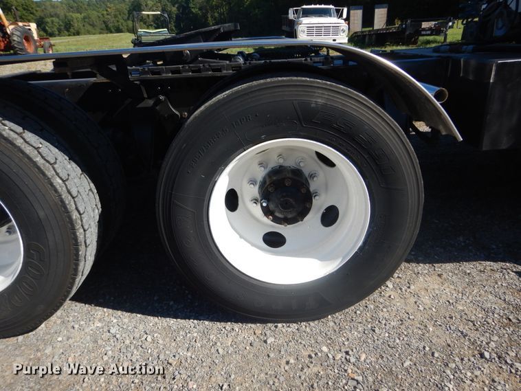 image for item JG9099 2004 Freightliner Columbia 120  semi truck