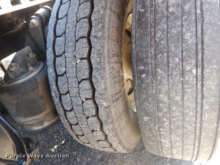 image for item JG9099 2004 Freightliner Columbia 120  semi truck