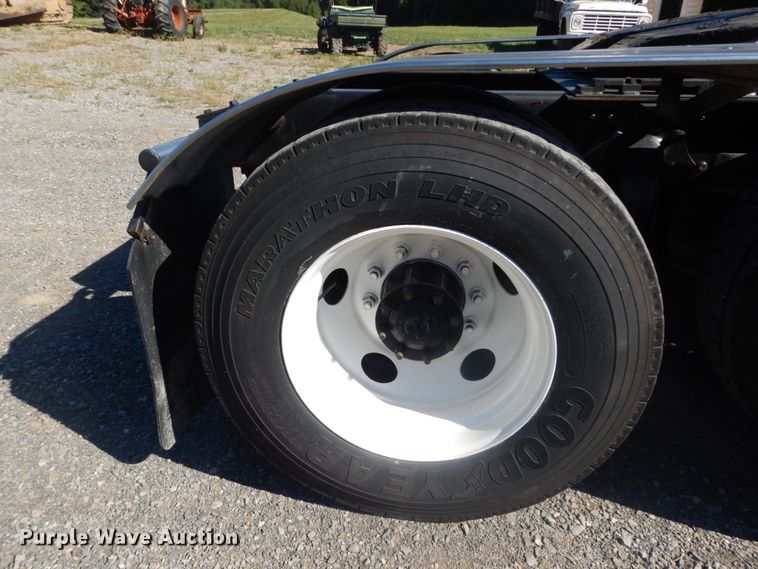 image for item JG9099 2004 Freightliner Columbia 120  semi truck