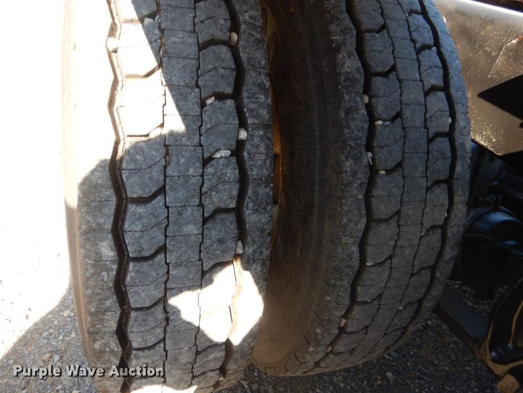 image for item JG9099 2004 Freightliner Columbia 120  semi truck