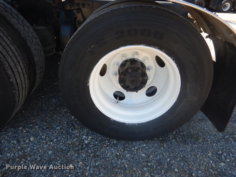 image for item JG9099 2004 Freightliner Columbia 120  semi truck