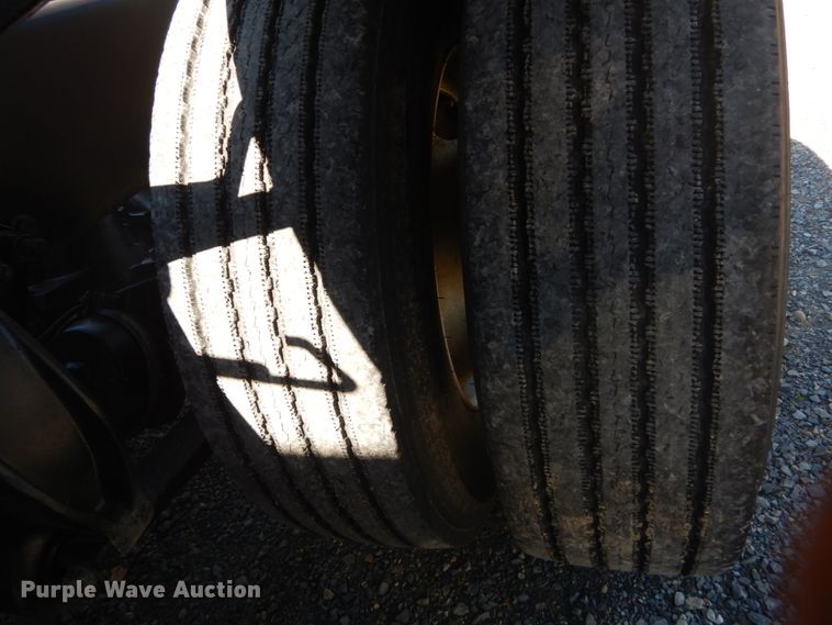 image for item JG9099 2004 Freightliner Columbia 120  semi truck