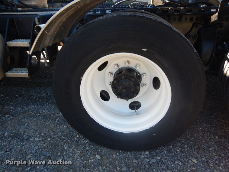 image for item JG9099 2004 Freightliner Columbia 120  semi truck