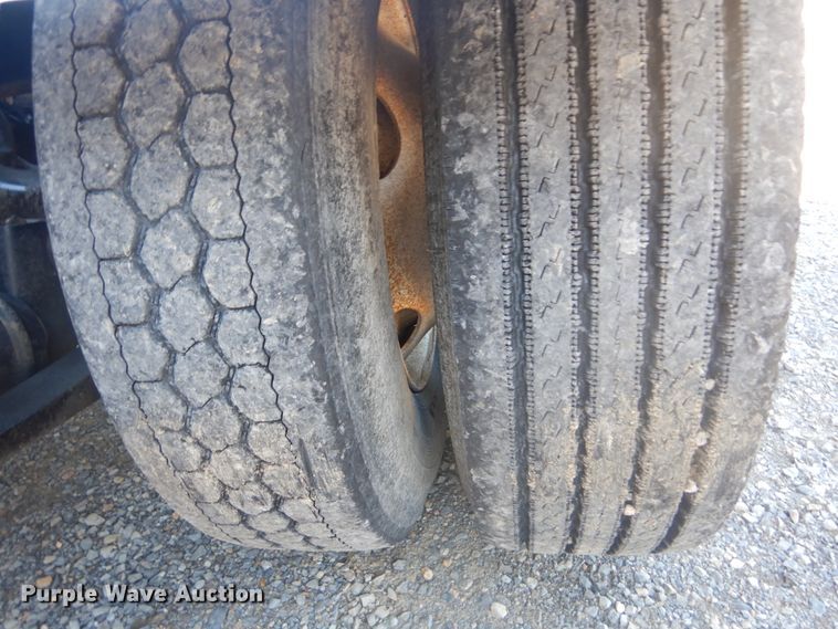 image for item JG9099 2004 Freightliner Columbia 120  semi truck