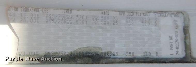 image for item JG9099 2004 Freightliner Columbia 120  semi truck