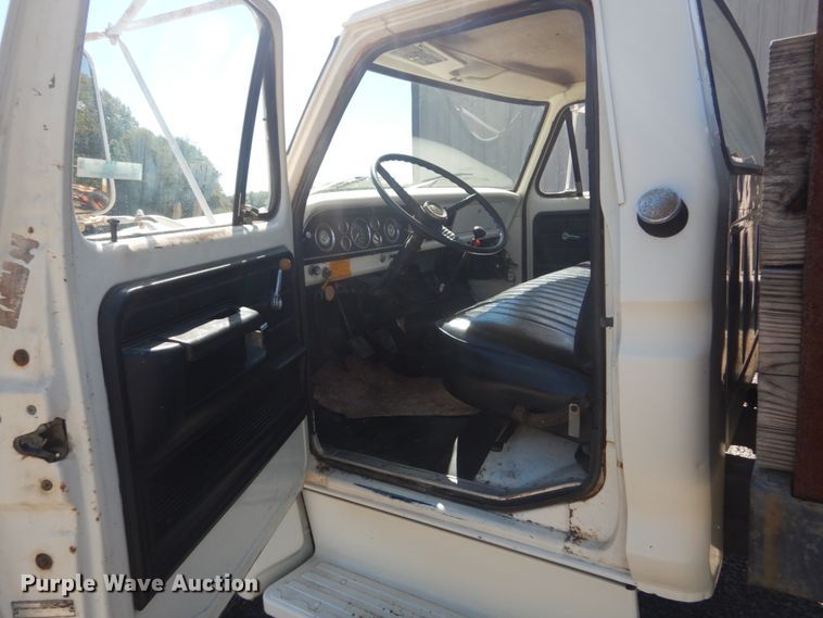 image for item JG9100 1976 Ford F600  dump flatbed truck