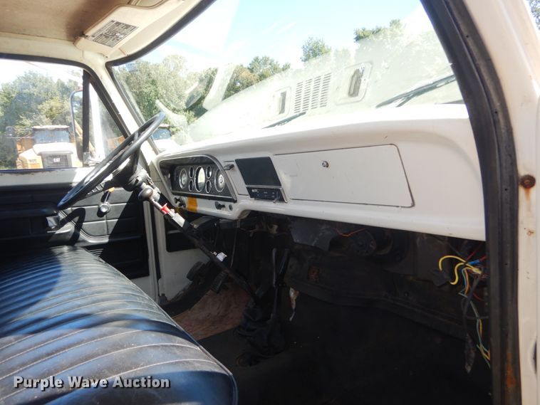 image for item JG9100 1976 Ford F600  dump flatbed truck