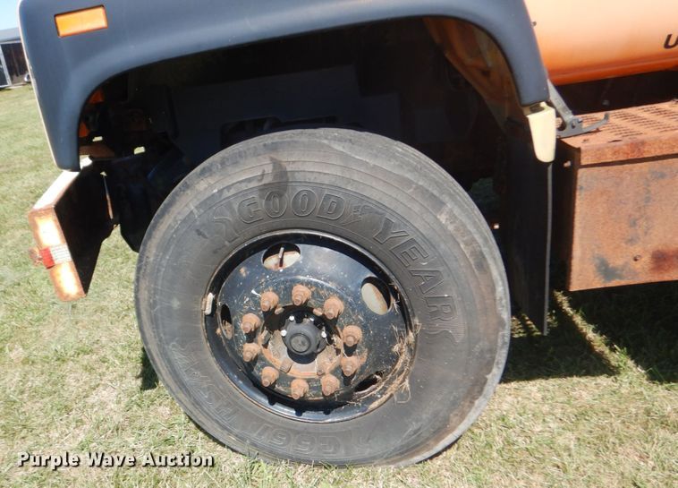 image for item JG9129 2002 GMC 7500  rollback truck