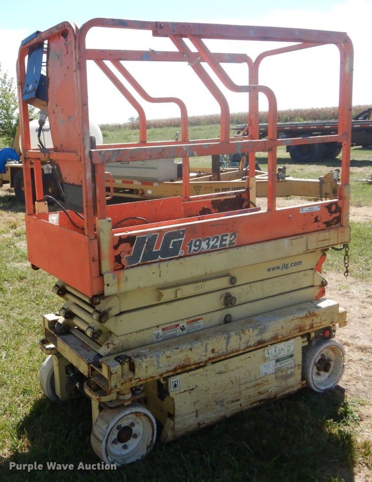 image for item JG9139 2001 JLG 1932E2  scissor lift