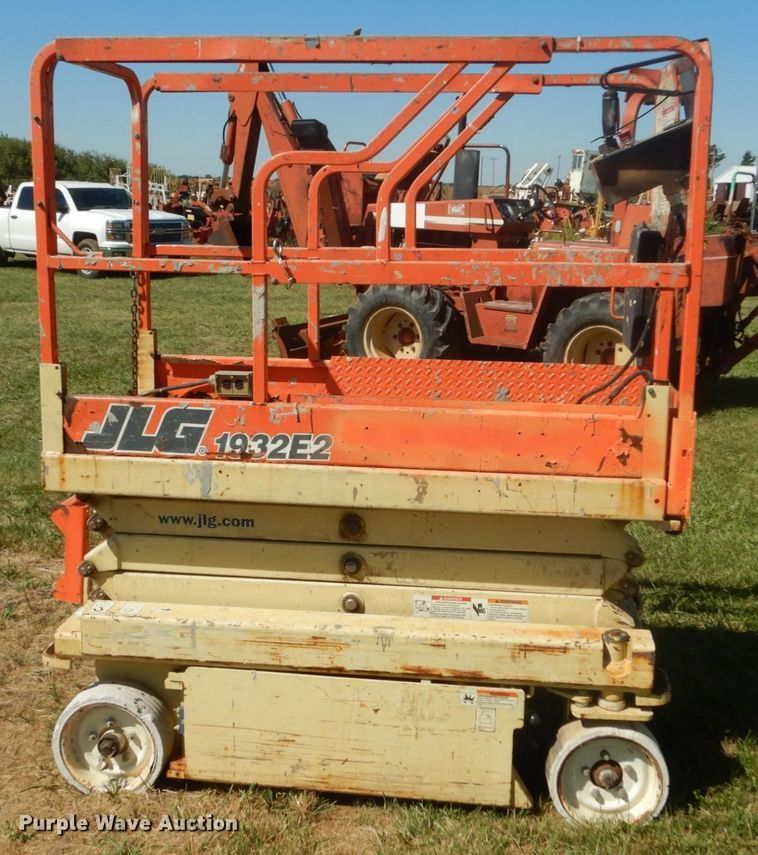 image for item JG9139 2001 JLG 1932E2  scissor lift