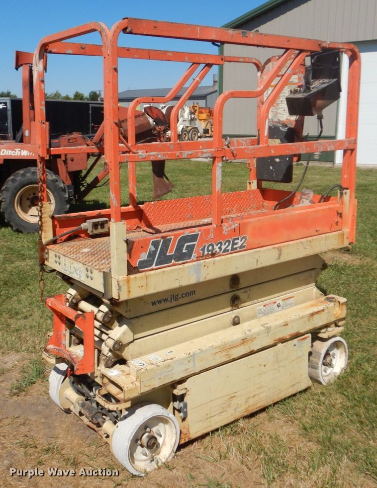image for item JG9139 2001 JLG 1932E2  scissor lift