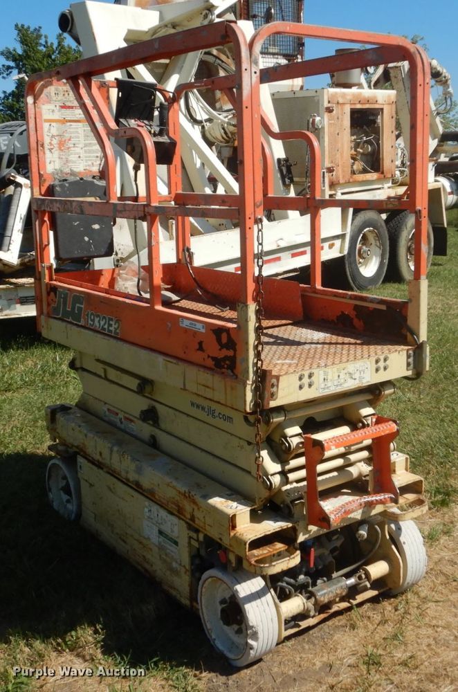 image for item JG9139 2001 JLG 1932E2  scissor lift