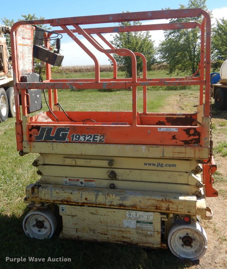 image for item JG9139 2001 JLG 1932E2  scissor lift