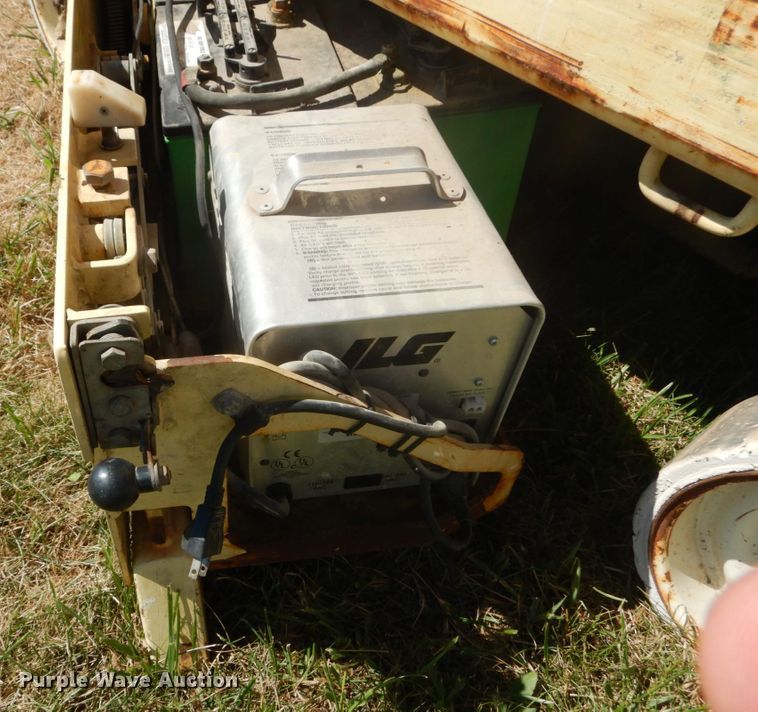 image for item JG9139 2001 JLG 1932E2  scissor lift