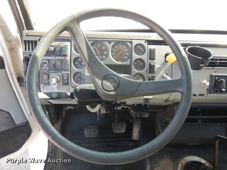 image for item JQ9175 1999 Freightliner FL70  dump truck