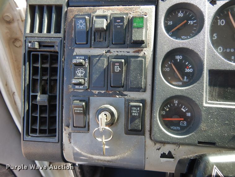 image for item JQ9175 1999 Freightliner FL70  dump truck