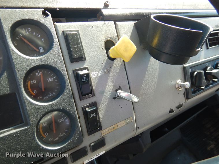 image for item JQ9175 1999 Freightliner FL70  dump truck