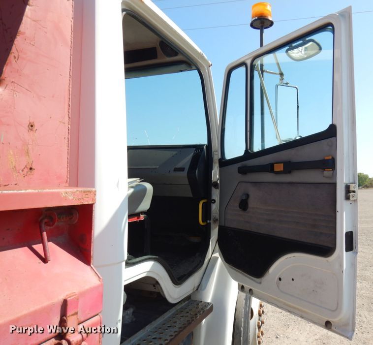 image for item JQ9175 1999 Freightliner FL70  dump truck