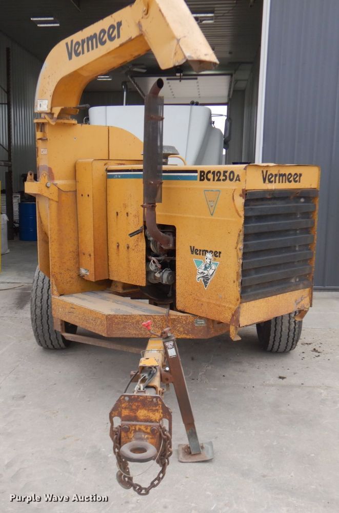 image for item JQ9210 1998 Vermeer BC1250A  wood chipper