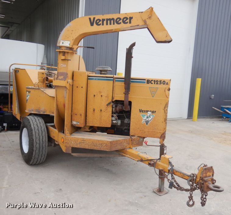 image for item JQ9210 1998 Vermeer BC1250A  wood chipper