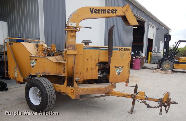 image for item JQ9210 1998 Vermeer BC1250A  wood chipper