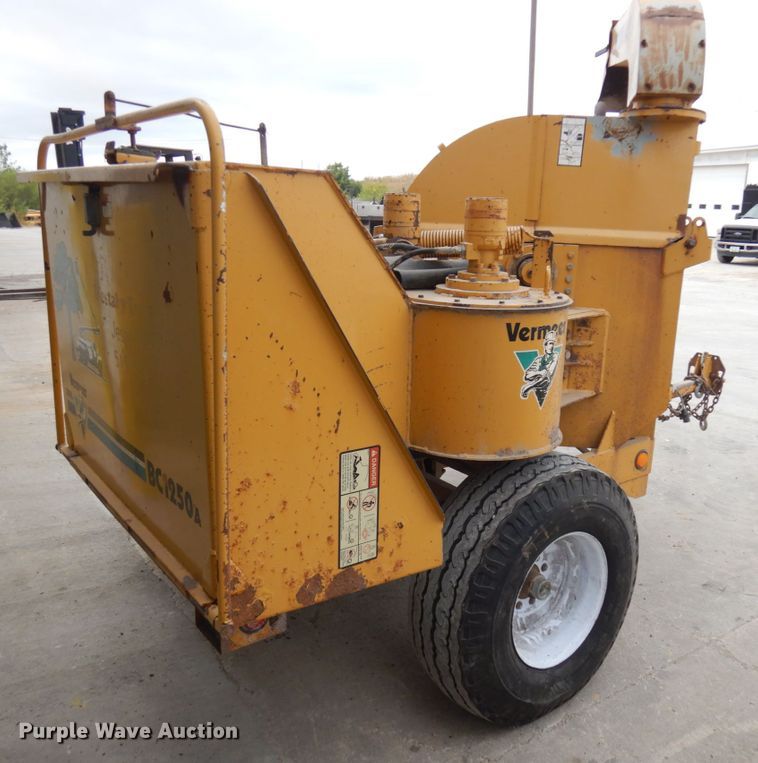image for item JQ9210 1998 Vermeer BC1250A  wood chipper