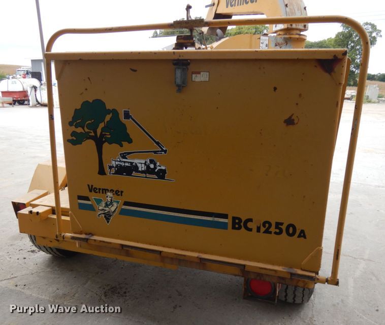 image for item JQ9210 1998 Vermeer BC1250A  wood chipper