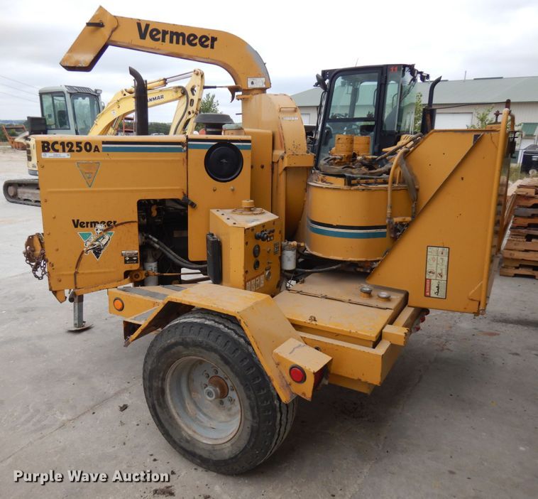 image for item JQ9210 1998 Vermeer BC1250A  wood chipper