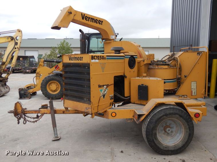 image for item JQ9210 1998 Vermeer BC1250A  wood chipper