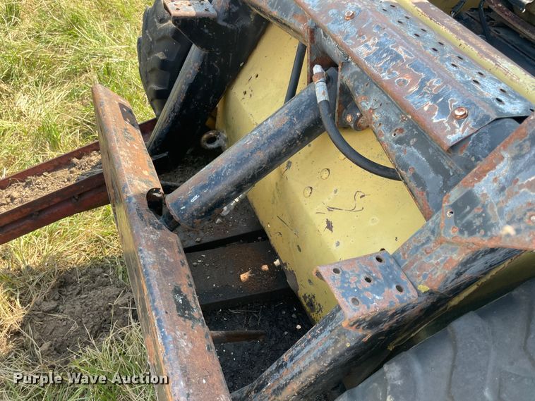 image for item JQ9573 1990 New Holland L455  skid steer loader