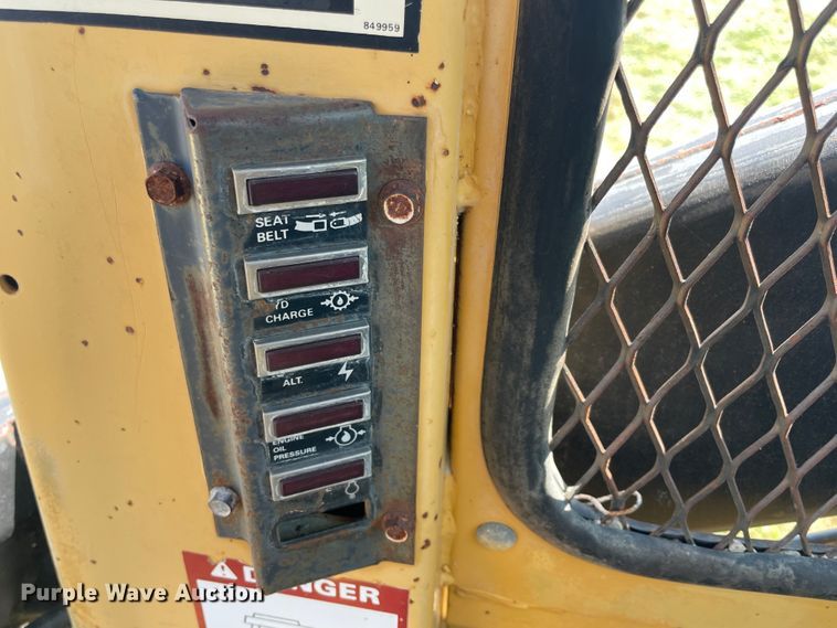 image for item JQ9573 1990 New Holland L455  skid steer loader