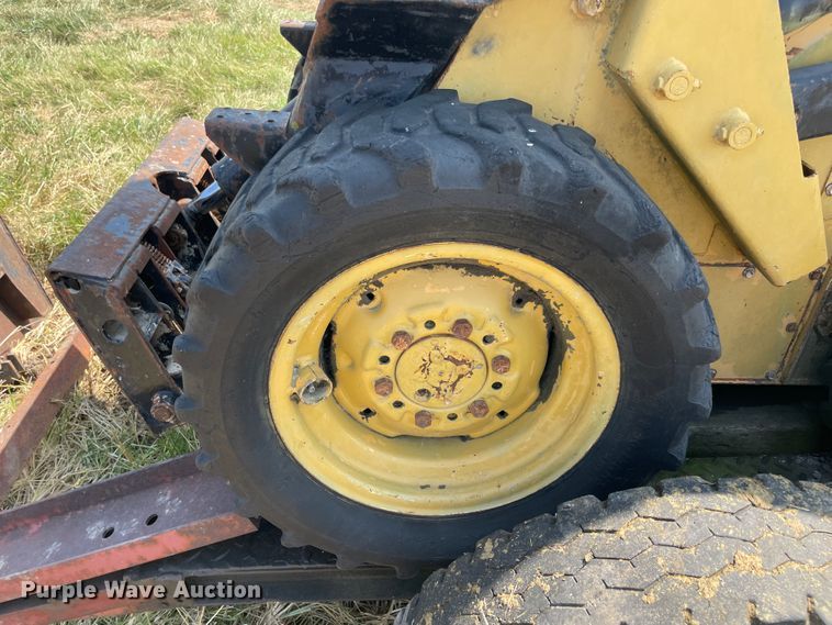 image for item JQ9573 1990 New Holland L455  skid steer loader