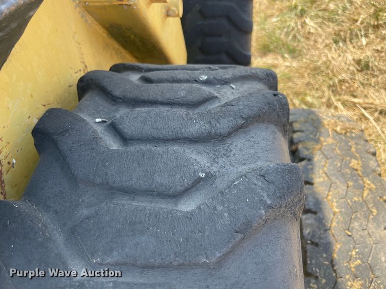 image for item JQ9573 1990 New Holland L455  skid steer loader