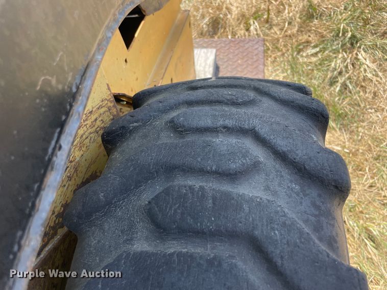 image for item JQ9573 1990 New Holland L455  skid steer loader