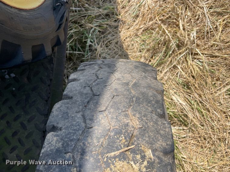 image for item JQ9573 1990 New Holland L455  skid steer loader