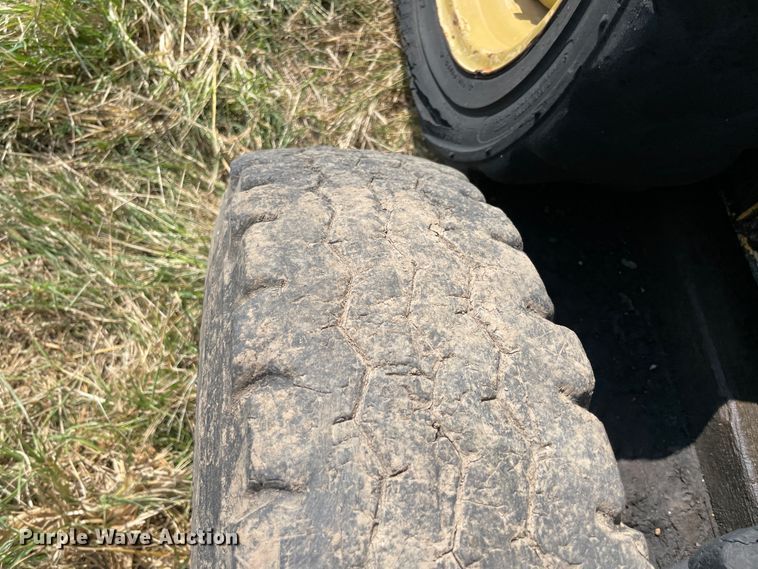 image for item JQ9573 1990 New Holland L455  skid steer loader