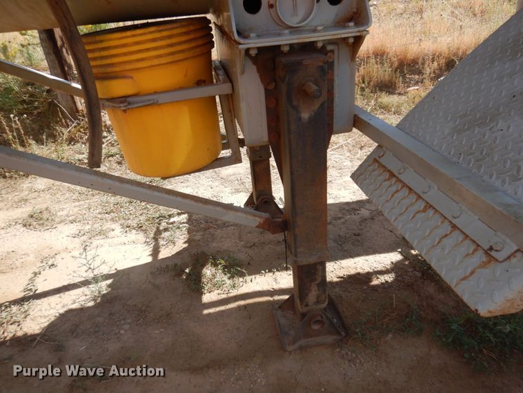 image for item JZ9847 1980 Trailmaster  tank trailer