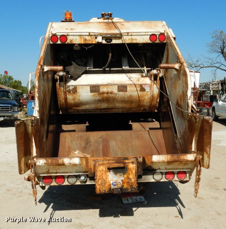 image for item KI9525 2007 GMC T7500  refuse truck