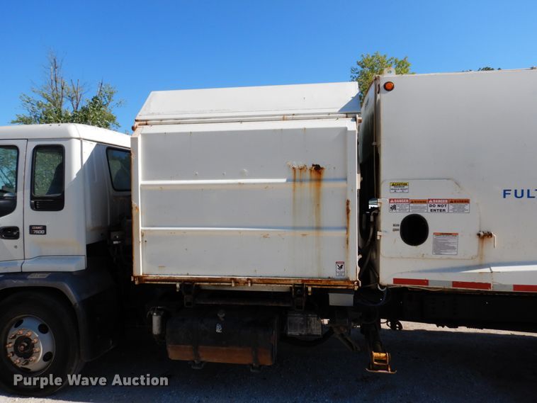 image for item KI9525 2007 GMC T7500  refuse truck