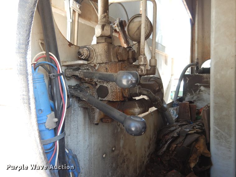 image for item KI9525 2007 GMC T7500  refuse truck