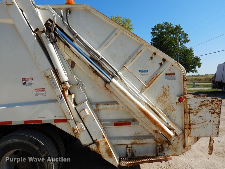 image for item KI9525 2007 GMC T7500  refuse truck