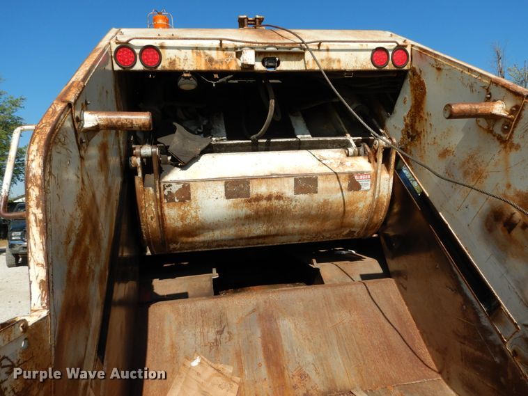 image for item KI9525 2007 GMC T7500  refuse truck