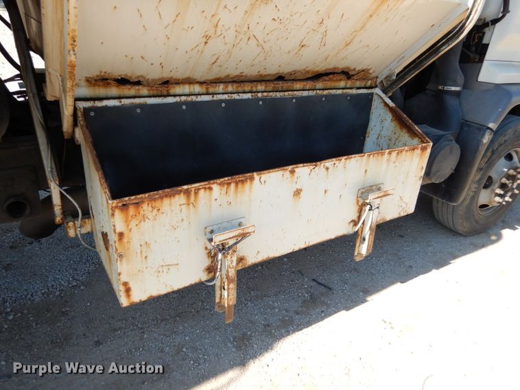 image for item KI9525 2007 GMC T7500  refuse truck