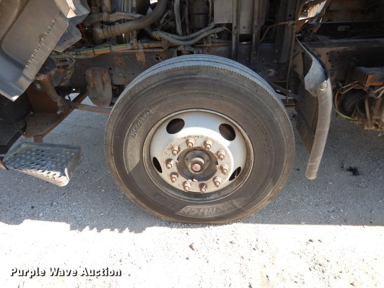 image for item KI9525 2007 GMC T7500  refuse truck