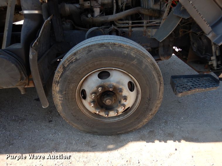 image for item KI9525 2007 GMC T7500  refuse truck