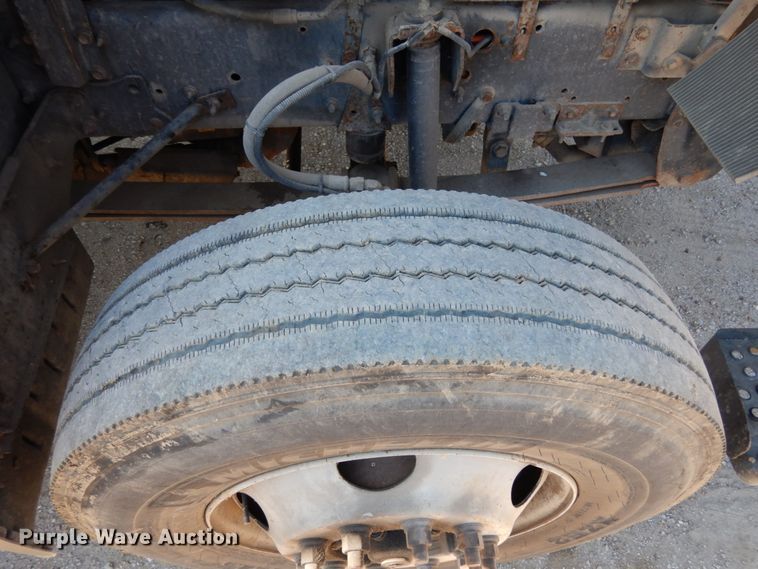 image for item KI9525 2007 GMC T7500  refuse truck