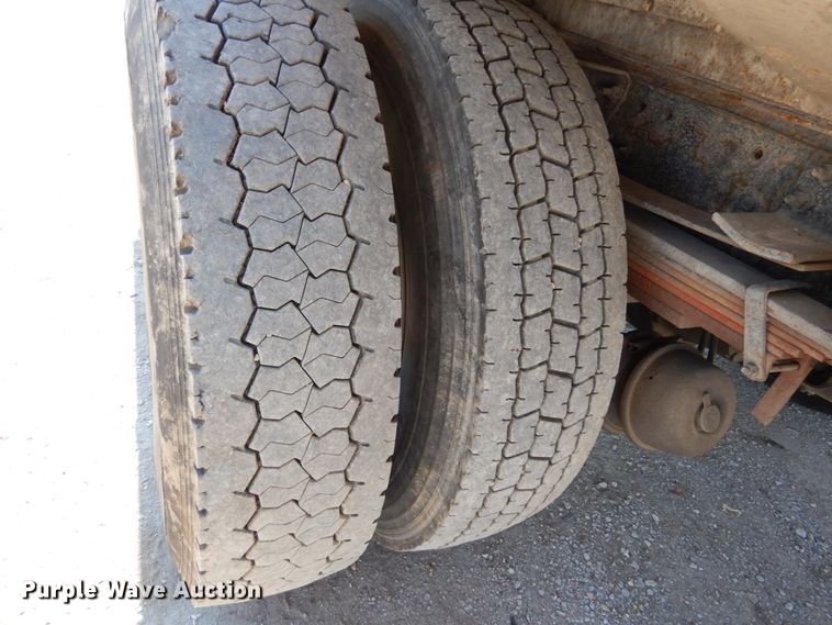 image for item KI9525 2007 GMC T7500  refuse truck