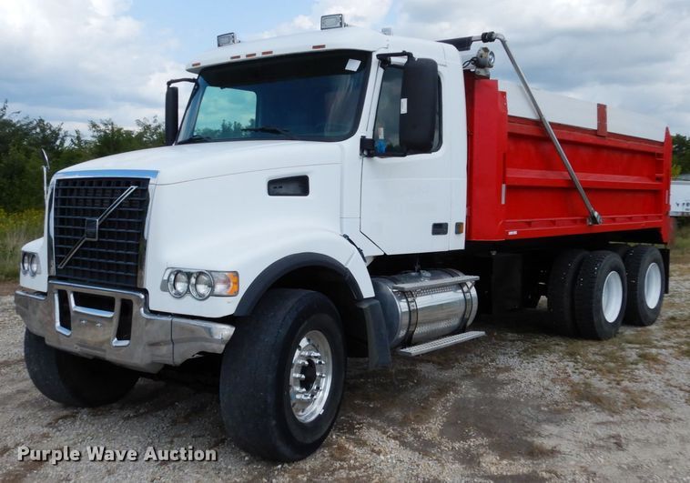 image for item KI9591 2002 Volvo VHD  dump truck