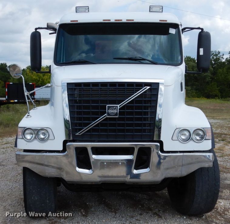 image for item KI9591 2002 Volvo VHD  dump truck