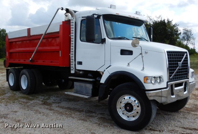 image for item KI9591 2002 Volvo VHD  dump truck